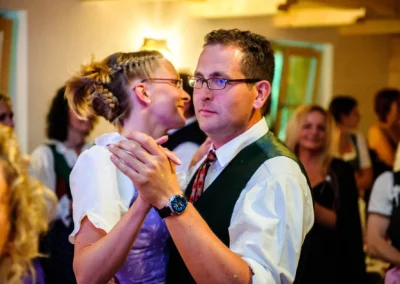 Paar tanzt bei Hochzeit in Kreuth am Tegernsee, elegant in traditioneller Kleidung, festlicher Moment der Hochzeitsfotografie.