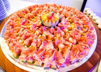 Ein kunstvolles Hochzeitsbuffet mit Melone und Schinken bei einer Hochzeit in Kreuth am Tegernsee.