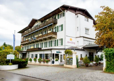 Hotel Kaiserin Elisabeth am Starnberger See, historisches Gebaeude und Baeume. Ideal fuer Hochzeitsfeiern.