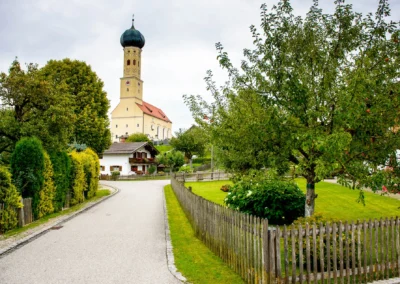 Landschaft mit Kirche Sankt Martin Waakirchen, ideal fuer eine Hochzeitsfotografie nahe Tegernsee.