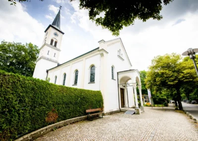 Evangelische Friedenskirche bei einer Hochzeit in Starnberg, ideal fuer Hochzeitsreportagen und Hochzeitsfotografen.
