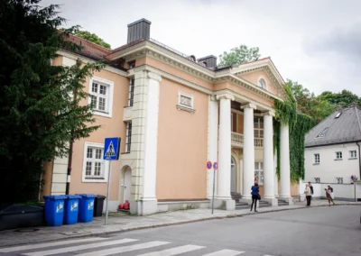 Standesamtliche Trauung in Munchen mit klassizistischem Gebaude, umgeben von Baeumen in der Mandlstrasse.