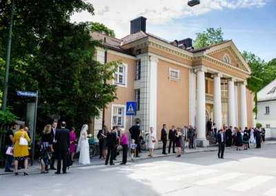 Geste der Gaeste vor dem Standesamt Mandlstrasse bei einer Hochzeit; Fokus auf Hochzeitsreportage in Muenchen.