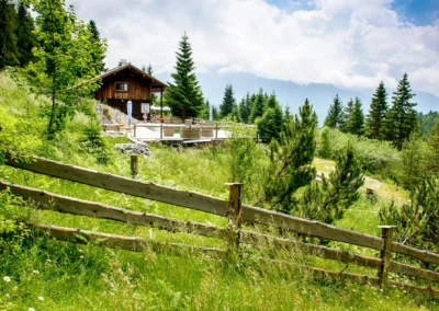 Holzhaus in alpiner Landschaft mit gruenen Baumen in Oberbayern. Perfekte Kulisse fuer eine Hochzeitsreportage.