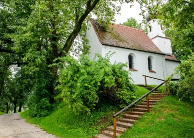 Weiße Kapelle von Bäumen umgeben, ideale Kulisse für Hochzeitsfotografie am Gut Thurnsberg Kranzberg.