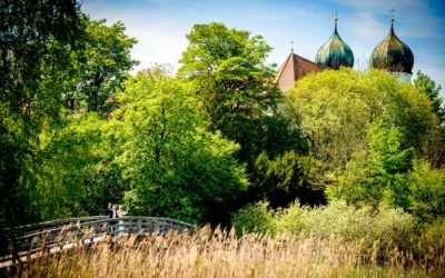 Brautpaar auf Holzbruecke im Gruen nahe Kloster Seeon im Chiemgau, Hochzeitsfotografie in Oberbayern nahe des Chiemsees.