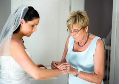Braut und aeltere Frau beim Anlegen eines Armbands, Hochzeitsvorbereitung in Aufkirchen am Starnberger See.