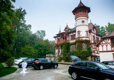 Historisches Gebaude bei einer standesamtlichen Hochzeit in Herrsching, umgeben von Autos und Baeumen.