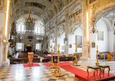 Elegant geschmueckte Kirche, Aufnahme einer kirchlichen Trauung im Kloster Benediktbeuern. Hochzeitsfotografie.