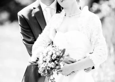 Brautpaar bei Hochzeitsreportage im Kloster Seeon, Braut mit Blumenstrauss, Hochzeitsfotografie Oberbayern.