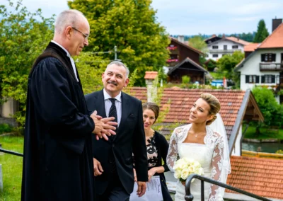 Brautpaar und Trauzeugen bei der kirchlichen Trauung in Sankt Martin Waakirchen. Hochzeitsfoto zeigt freudige Szene.