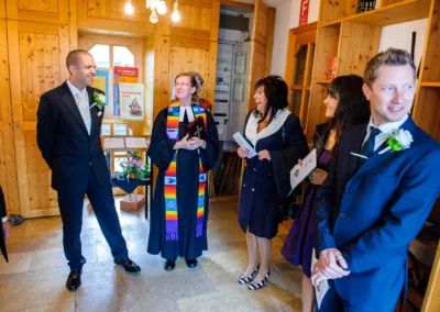 Gruppenszene vor kirchlicher Trauung in Murnau, aufgenommen von einem Hochzeitsfotografen.