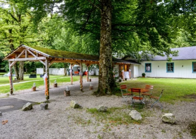 Hochzeitslocation im Gruenwalder Forst mit Pavillon und Gartenstuehlen, ideal fuer Hochzeitsfotografie.