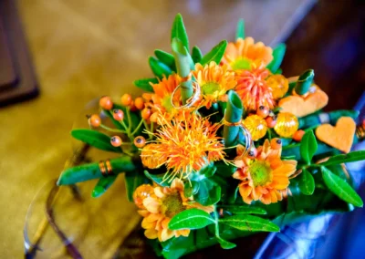 Blumengesteck mit Ringen, aufgenommen bei einer standesamtlichen Hochzeit in Herrsching, Hochzeitsreportage.