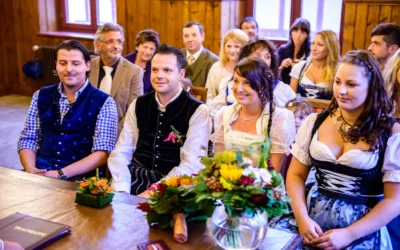 Brautpaar und Gaeste in Tracht bei standesamtlicher Trauung in Herrsching. Hochzeitsfotografie Ammersee.