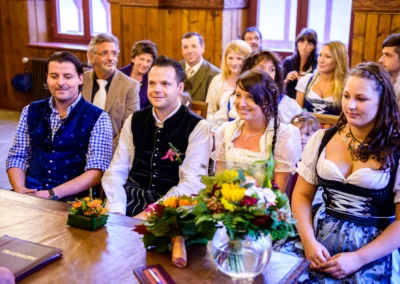 Brautpaar und Gaeste in Tracht bei standesamtlicher Trauung in Herrsching. Hochzeitsfotografie Ammersee.