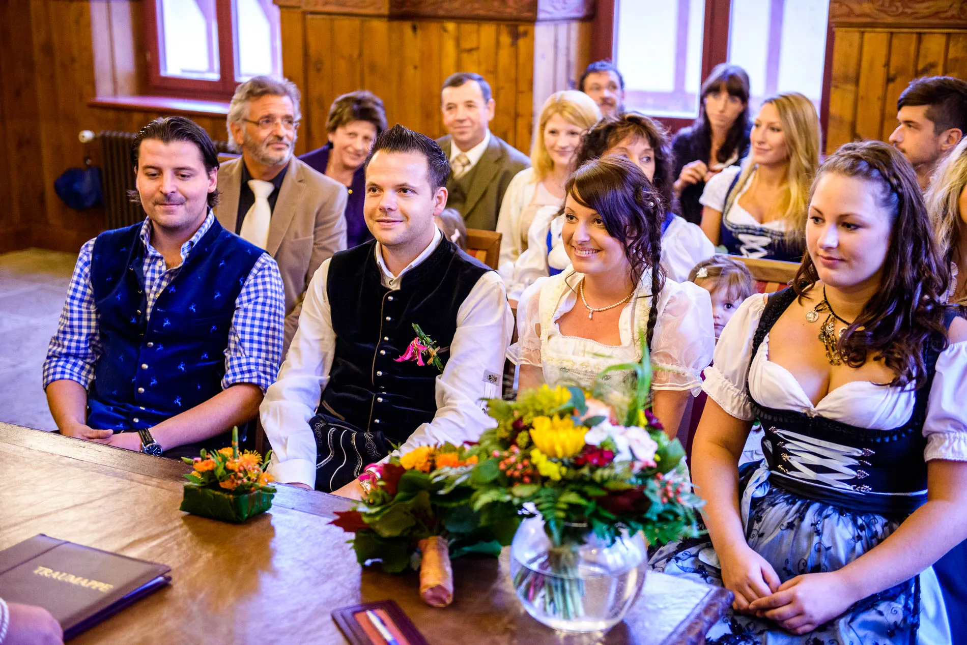 Brautpaar und Gaeste in Tracht bei standesamtlicher Trauung in Herrsching. Hochzeitsfotografie Ammersee.