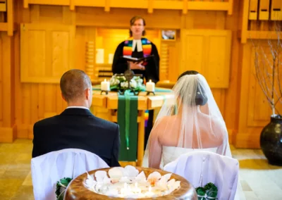 Brautpaar vor Altar bei kirchlicher Trauung in Murnau, Aufnahme fuer Hochzeitsreportage im Landkreis Garmisch.