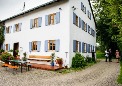 Gebaeude mit blauen Fensterlaeden bei einer Hochzeit auf Gut Thurnsberg, Oberbayern, aufgenommen von Hochzeitsfotograf.