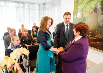 Standesamtliche Trauung im Standesamt Pasing, Brautpaar und Trauzeugen im Saal, Hochzeitsfoto-Muenchen.