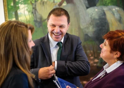 Standesamtliche Trauung in Pasing, lachende Personen in angeregtem Gespraech. Hochzeitsfotograf aus Muenchen.