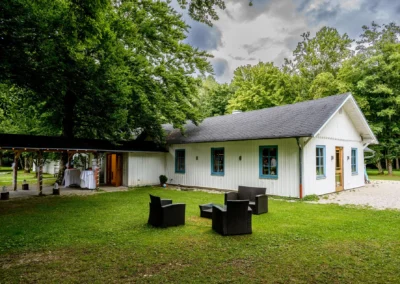 Hochzeitsfoto von Waldhaus alte tram Strasslach, mit Terrasse und Sitzgelegenheiten im Gruenwalder Forst.