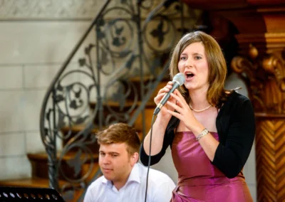 Sängerin bei kirchlicher Trauung in Starnberg, Hochzeitsfotografie in evangelischer Friedenskirche.