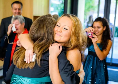 Freudiger Moment der Umarmung bei einer Hochzeit im Standesamt Pasing, festgehalten von Hochzeitsfotograf aus München.
