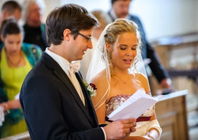 Brautpaar bei kirchlicher Trauung im Kloster Benediktbeuern, Hochzeitsreportage von einem Hochzeitsfotografen.
