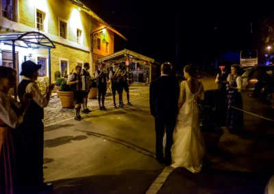 Brautpaar und Musikkapelle bei Nacht vor Hofgut zur Muehle in festlicher Atmosphaere, Hochzeitsreportage.