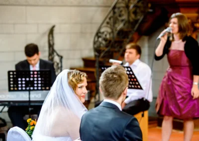 Brautpaar in Kirche bei Trauung, Musiker im Hintergrund, Hochzeitsfotografie Starnberger See.