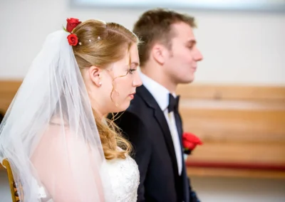 Brautpaar bei der kirchlichen Trauung in Garmisch, Hochzeitsfotografie.