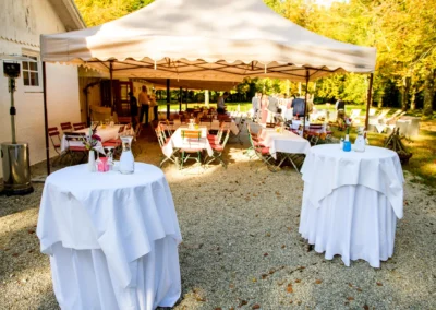 Hochzeitslocation im Freien mit gedeckten Tischen, Waldhaus Alte Tram Strasslach.