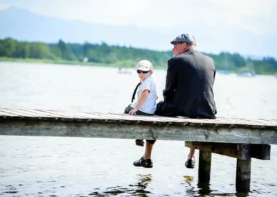 Zwei Personen auf einem Steg am Starnbergersee, Hochzeitsreportage suedlich Muenchen.