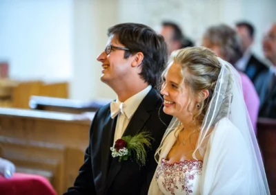 Brautpaar bei kirchlicher Trauung im Kloster Benediktbeuern, strahlend und gluecklich. Hochzeitsfoto mit emotionalem Moment.