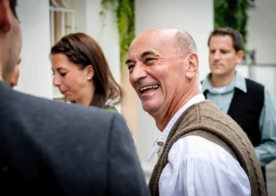 Lachender Mann bei standesamtlicher Trauung, Schwabing. Hochzeitsfotografie in lebendiger Momentaufnahme.
