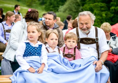 Ein Mann und drei Kinder in traditioneller Kleidung bei einer freien Trauung in Sillberghaus, Oberbayern.