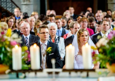 Brautpaar bei kirchlicher Trauung, Starnberg. Hochzeitsreportage mit Gästen und Blumen, romantische Stimmung.