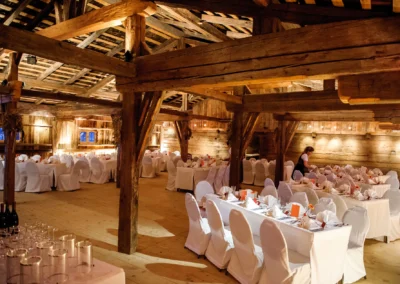 Rustikale Hochzeitslocation im Wasmeier Museum mit elegant gedeckten Tischen und festlicher Atmosphaere.