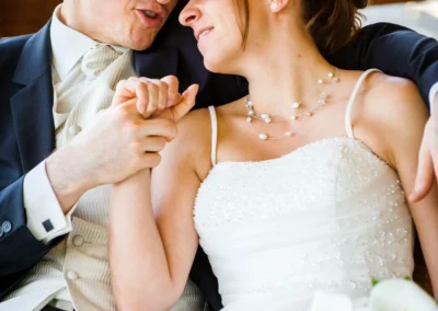 Brautpaar in innigem Moment bei Hochzeitsaufnahme nahe Garmisch, elegantes Kleid und Anzug, Hochzeitsfotografie.