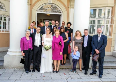 Gruppe bei standesamtlicher Trauung in Muenchen Schwabing, Braut mit Blumenstrauss, Hochzeitsfotograf aufgenommen.