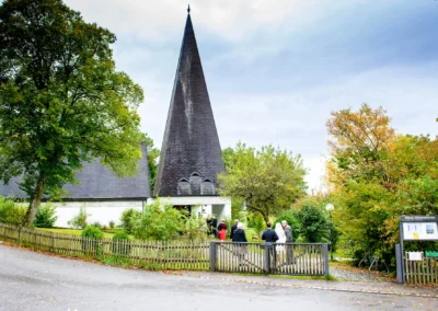 Kirchliche Trauung in Feldafing, Hochzeit, Gaeste vor der Kirche bei schoenen Herbstfarben, fotografiert vom Hochzeitsfotografen.