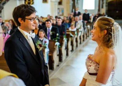 Brautpaar bei der kirchlichen Trauung im Kloster Benediktbeuern, Hochzeit in bezaubernder Umgebung.