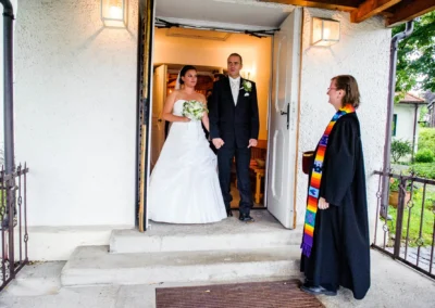 Brautpaar bei kirchlicher Trauung in Murnau. Hochzeitsfotograf fängt diesen besonderen Moment ein.