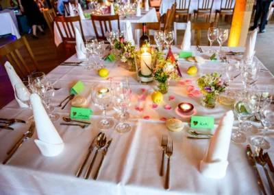 Elegante Hochzeitsdekoration im Moarhof auf dem Samerberg mit Kerzen, Blumen und personalisierten Namenskarten.