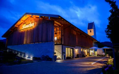 Hochzeitsreportage im Moarhof in Rossholzen, abendliche Beleuchtung vor der Kirche auf dem Samerberg bei Rosenheim.