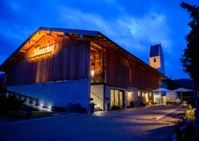 Hochzeitsreportage im Moarhof in Rossholzen, abendliche Beleuchtung vor der Kirche auf dem Samerberg bei Rosenheim.