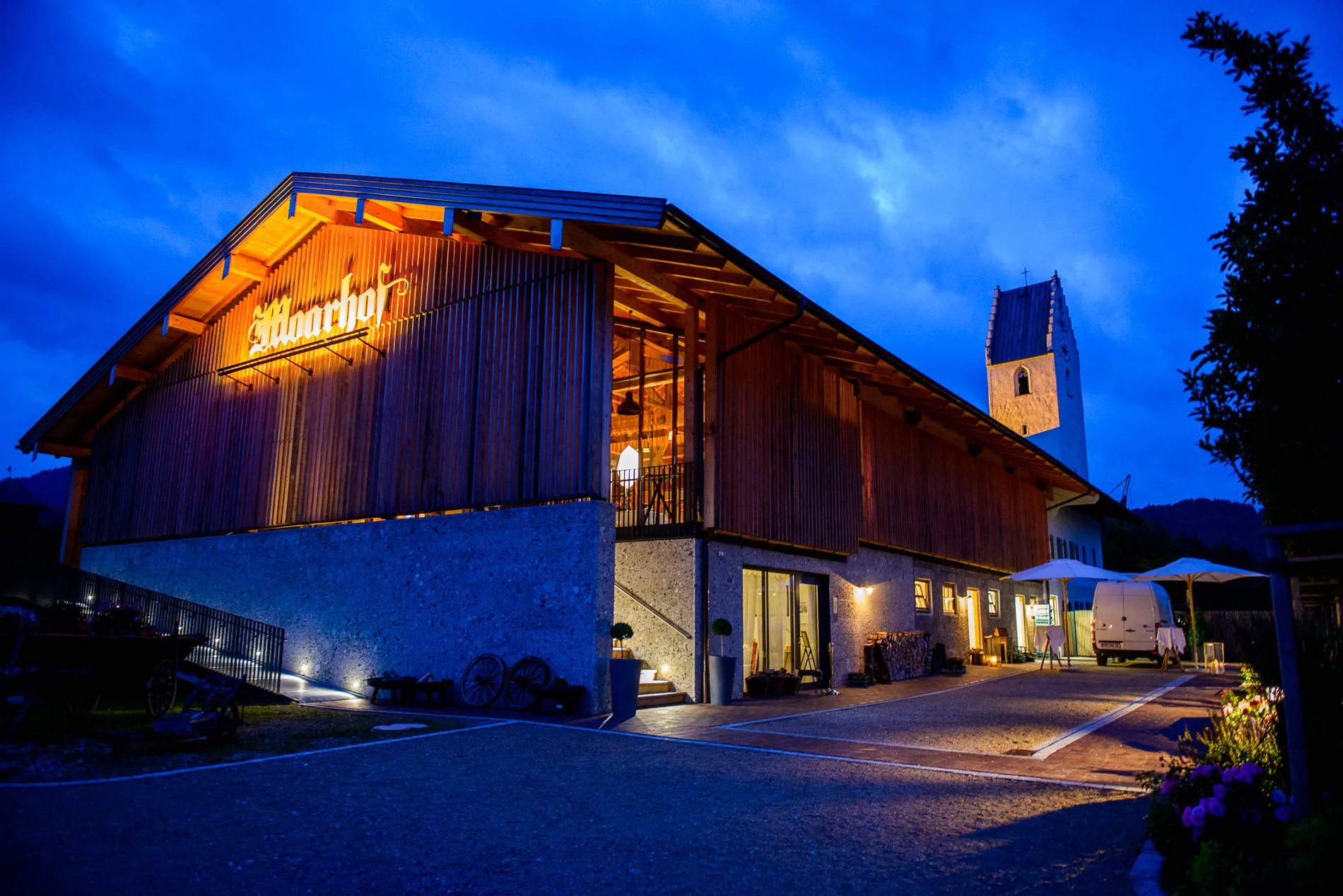 Hochzeitsreportage im Moarhof in Rossholzen, abendliche Beleuchtung vor der Kirche auf dem Samerberg bei Rosenheim.