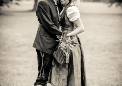 Hochzeitsportrait eines Paares in Tracht im Englischen Garten, festgehalten von Hochzeitsfotograf München.