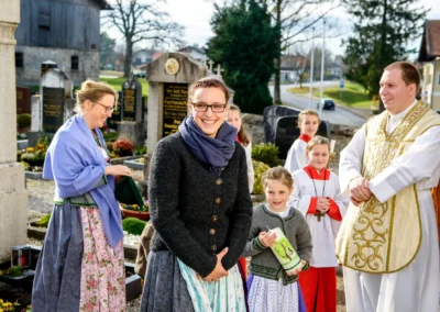 Gruppenszene bei kirchlicher Trauung in Valley-Unterdarching. Hochzeitsfotografie mit traditioneller Kleidung.